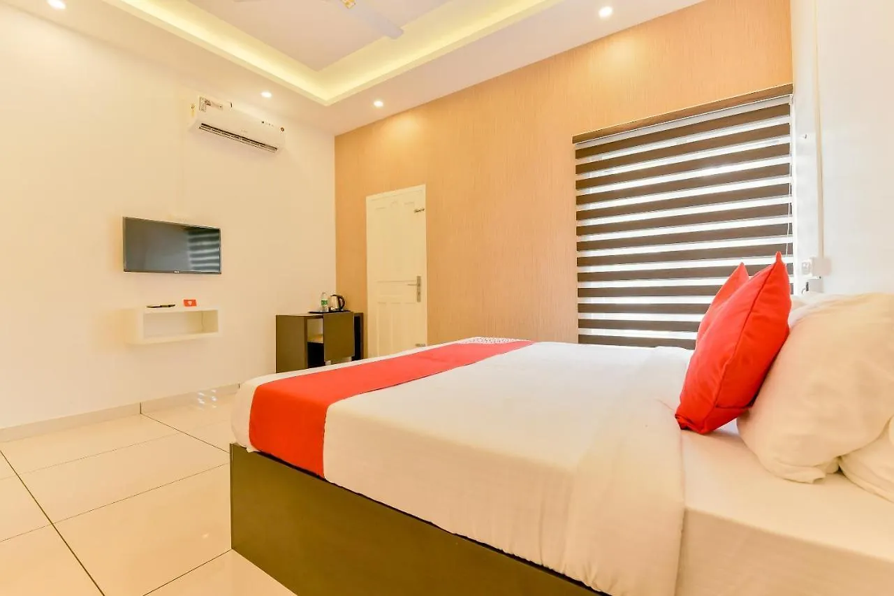 Vaccinated Staff - Oyo 15973 F Square Hotel Kochi 3*,